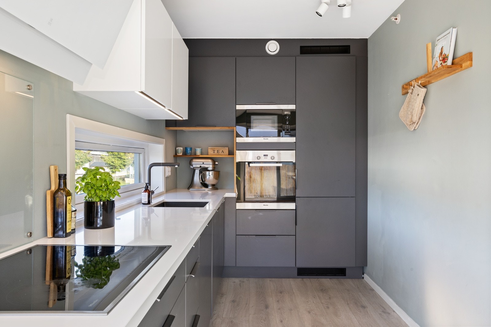 Nyere (2020) HTH kjøkken med integrerte hvitevarer | ny elegant avtrekksvifte | nytt ventilasjonsanlegg Galleribilde