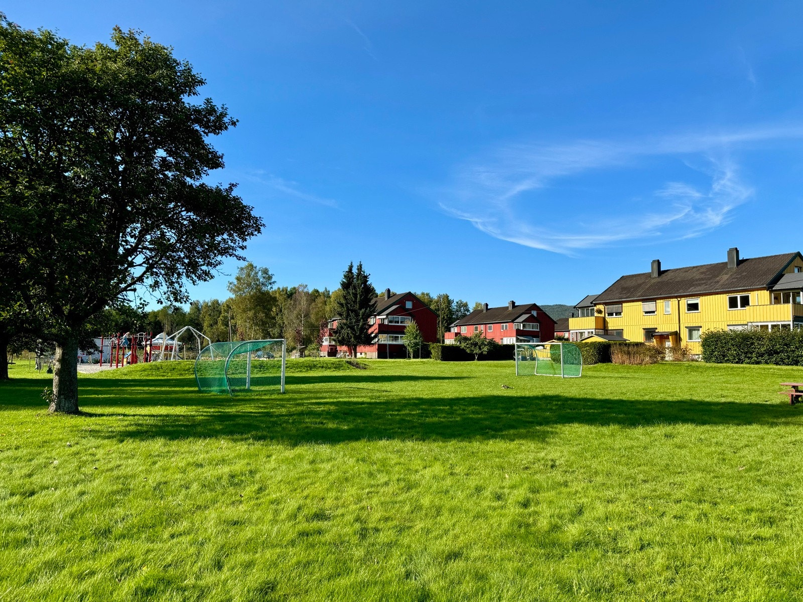 Kun noen hundre meter fra ballplass Galleribilde
