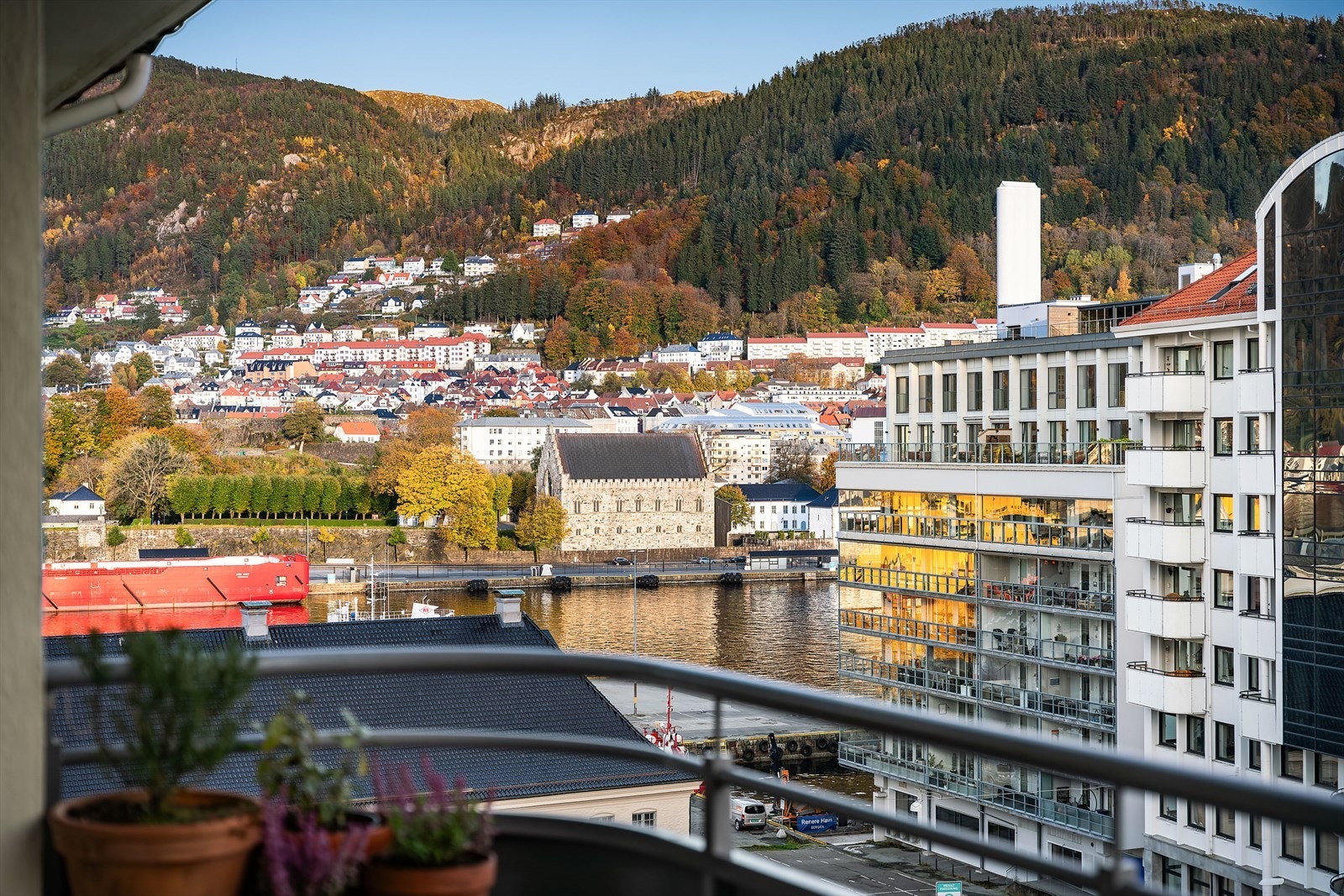 - Fra stuen har du utgang til en fantastisk balkong på 5,3m² - Galleribilde