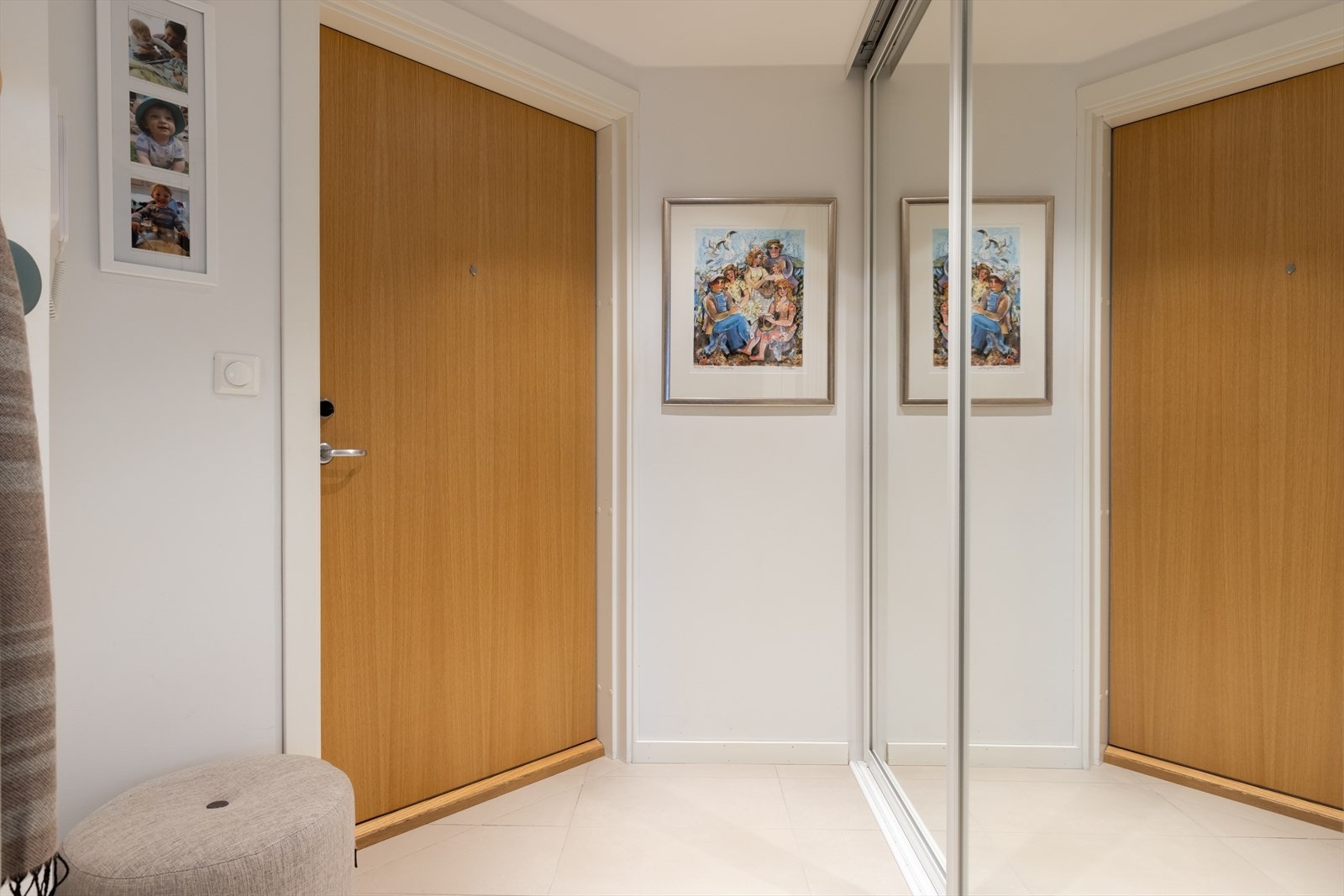 Romslig entre med skyvedørsgarderobe. Heltre eikedør i inngangsparti. Galleribilde