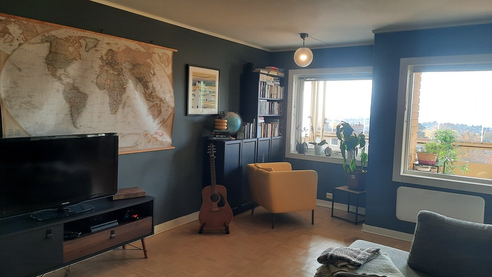 Store vindusflater i stuen sørger for masse dagslys inn Galleribilde