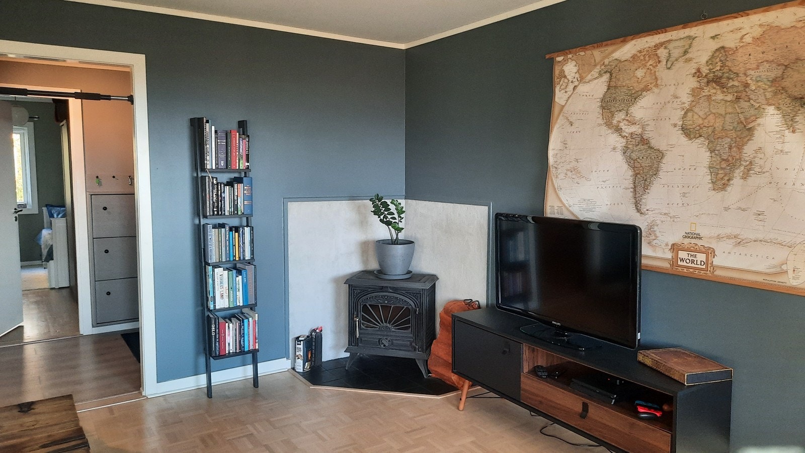 I stuen er det peisovn som varmer godt på kalde vinterdager Galleribilde