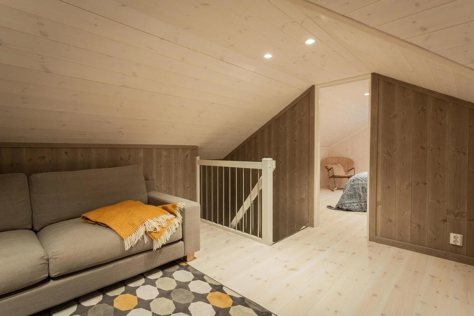 Loftsrommet blir ofte brukt av barna, men kan også være et flott sted nåe man ønsker å lese en bok eller jobbe. Galleribilde