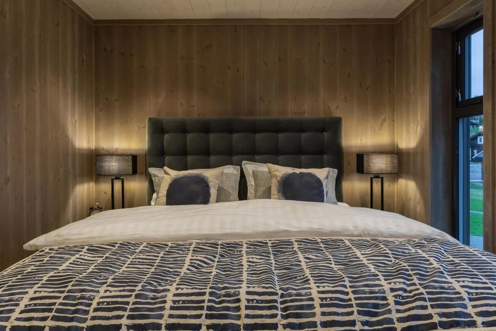 Romslige soverom med god plass til stor dobbelseng. Galleribilde