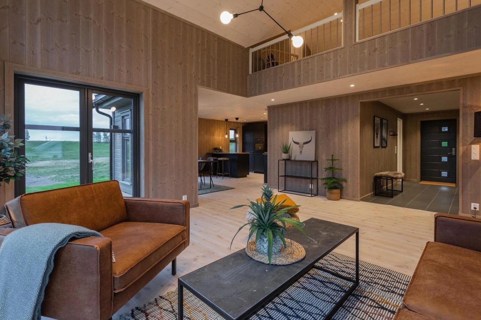 Åpen og fin hytte med kjøkken som er litt tilbaketrukket. Åpent til hemserom. Galleribilde