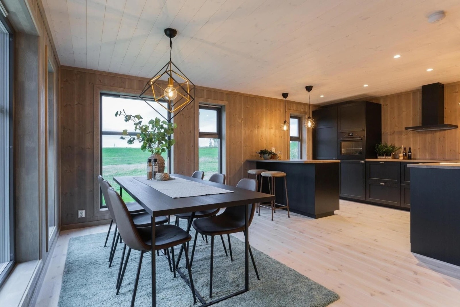 Kjøkkenet er stort, her har du god plass til familien og gjestene. Galleribilde