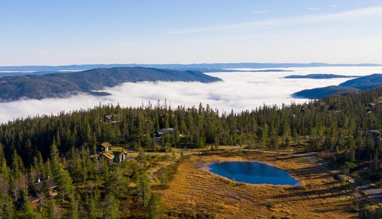 Spennende å være på fjellet når dalen er full av tåke. Galleribilde