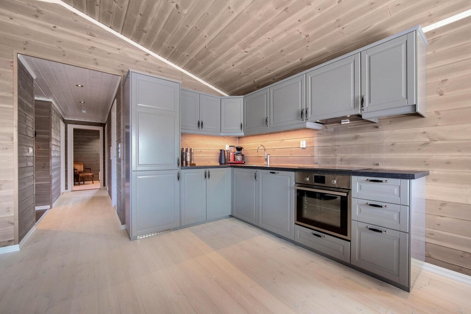 Eksempel på kjøkken som er levert i denne hyttemodellen, moderne og plassrikt kjøkken. Galleribilde