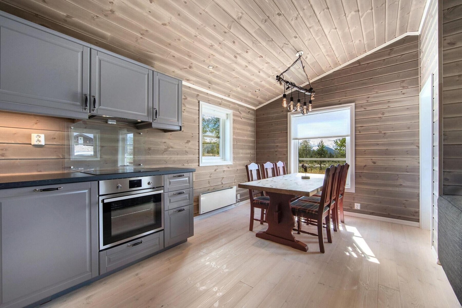 Med moderne kjøkken og flott spisekrog med gode lysforhold er det klart for gode måltider. Galleribilde