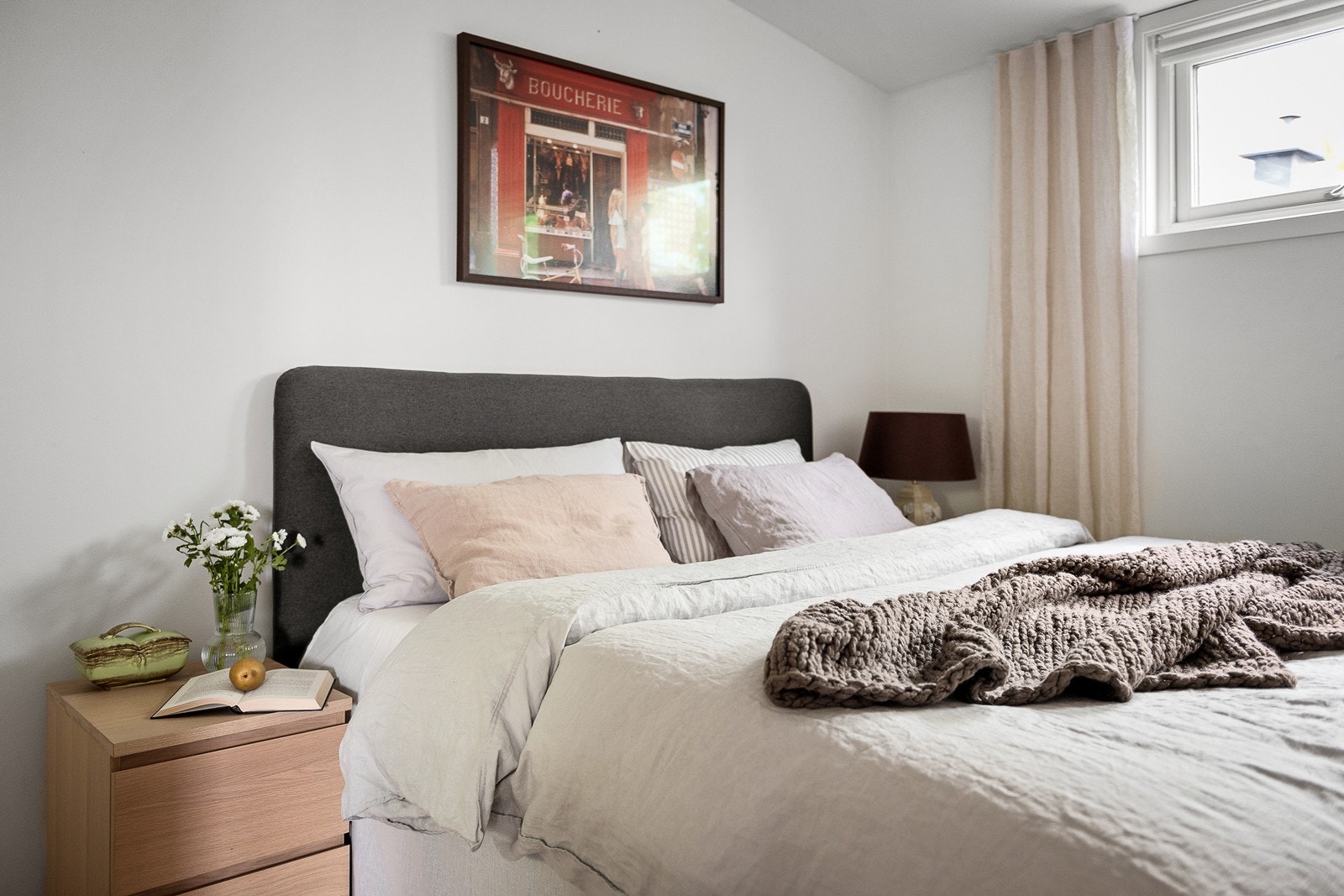 Soverommet har også generøs takhøyde Galleribilde