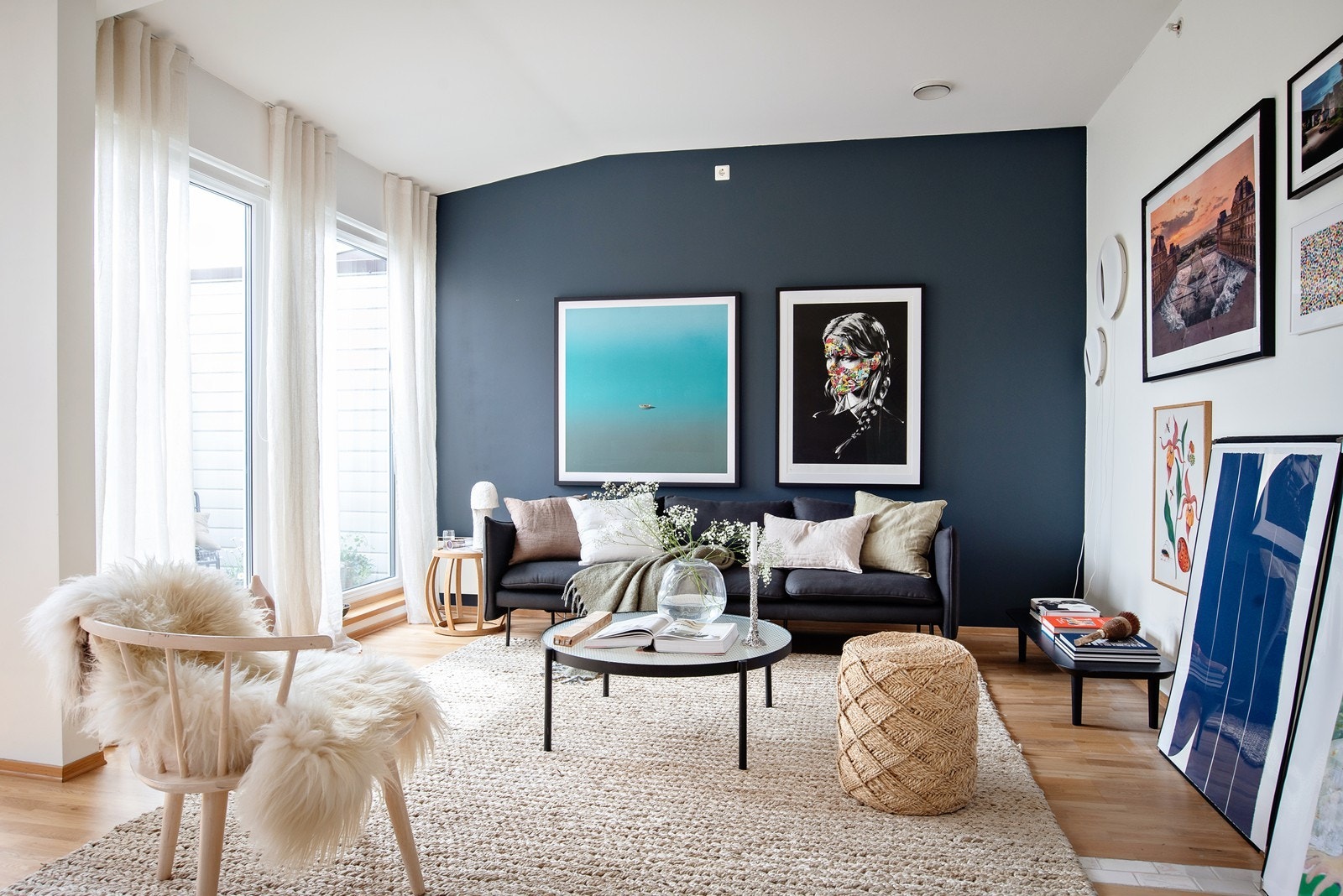 Stor lys stue med store vinduer som gir godt med dagslys inn i rommet. Galleribilde