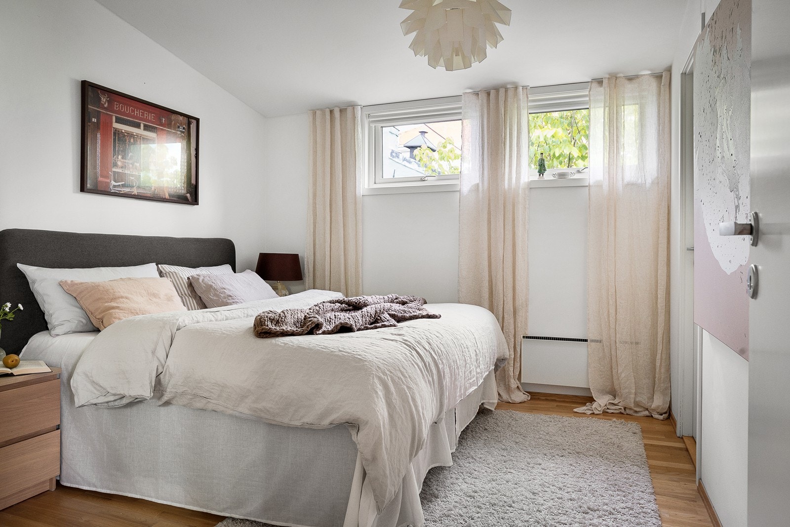 Rommet er bredt nok til å romme en stor dobbeltseng. Galleribilde