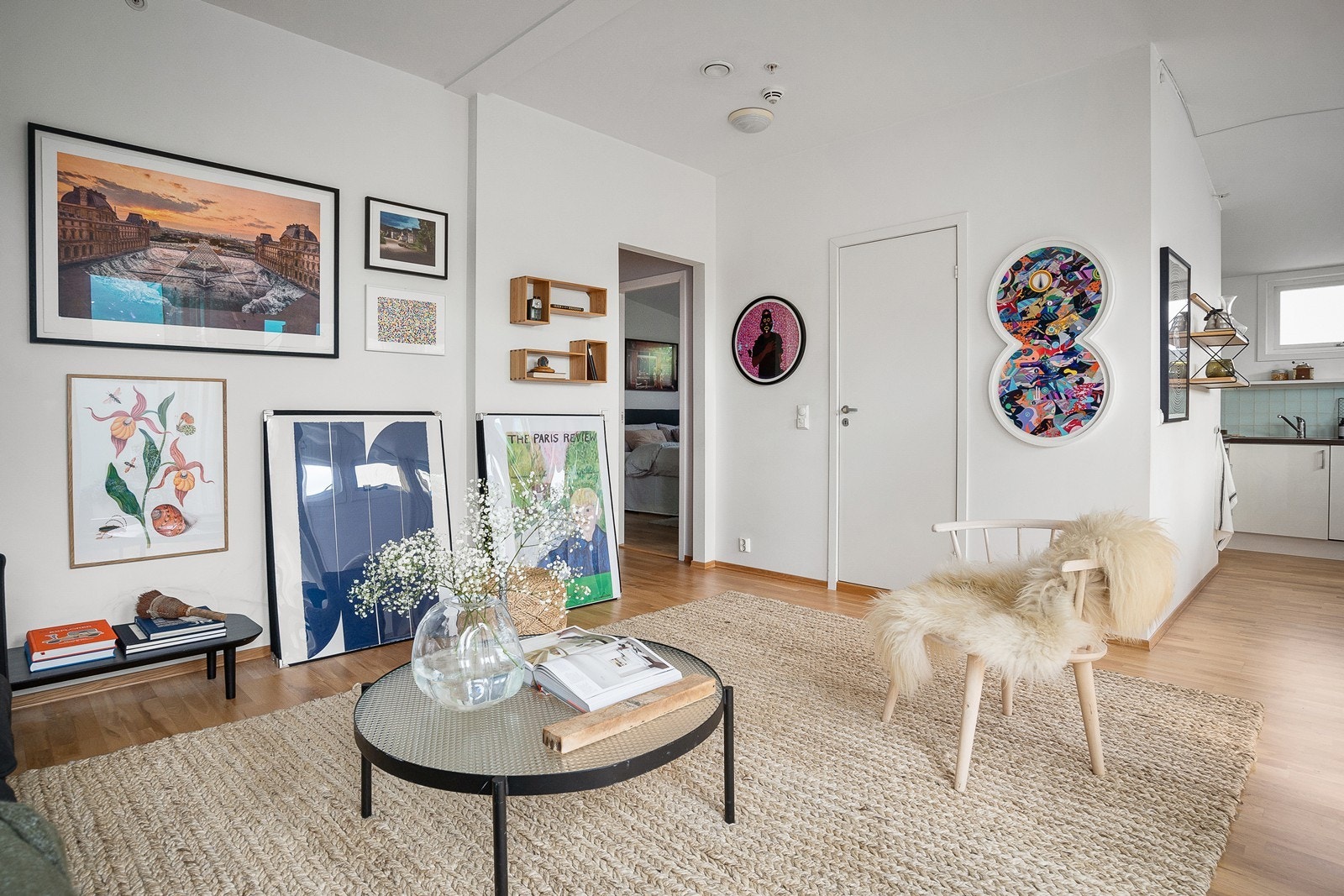 God takhøyde gir også store veggflater som kan brukes på en kreativ måte med både bilder, dekorasjon og hyller. Galleribilde