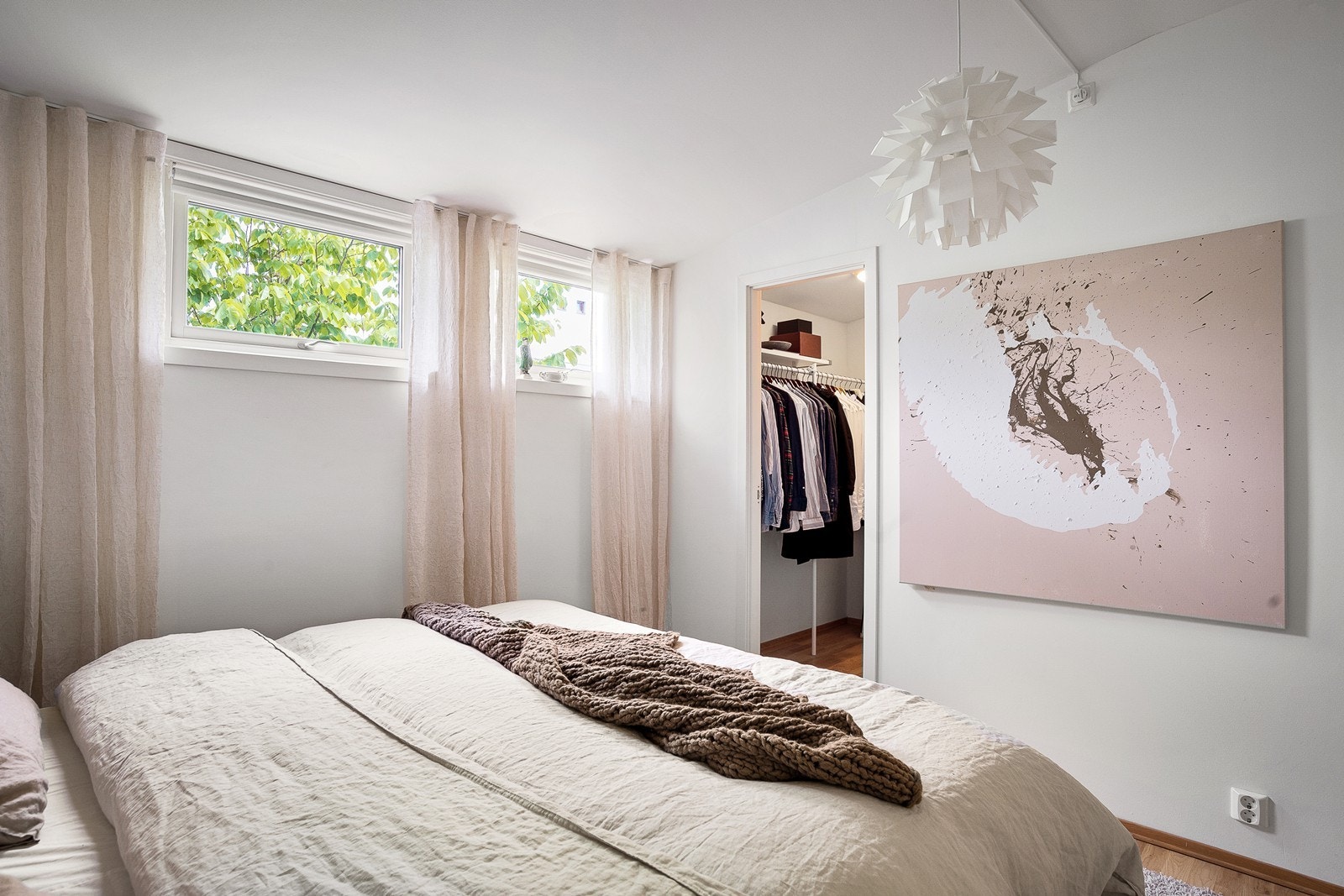 Stort soverom med tilgang til walk-in som også har direkte tilgang til badet. Galleribilde