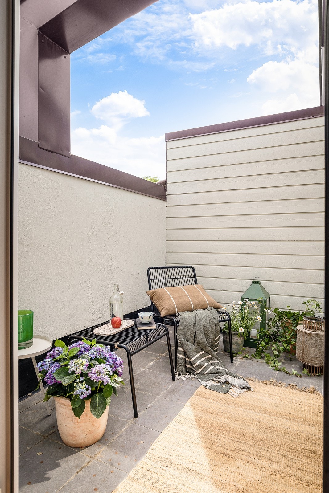 Romslig balkong med god plass til utemøbler Galleribilde