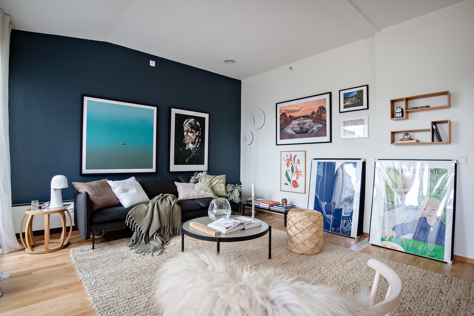 Den gode takhøyden på hele 2,7 meter gir stuen en svært god romfølelse sammen med store vinduer. Galleribilde