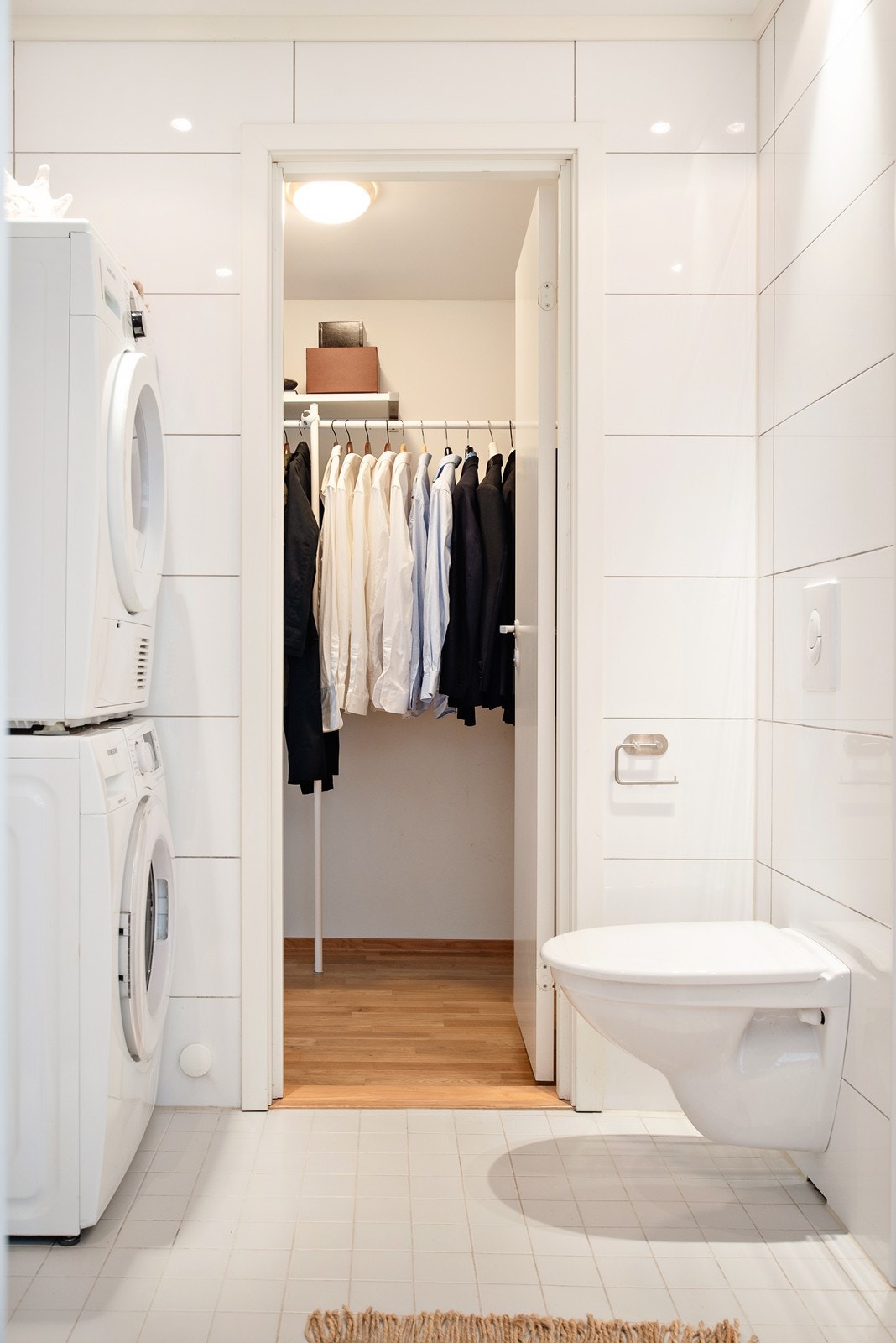 Bad med dør inn til walk-in Galleribilde