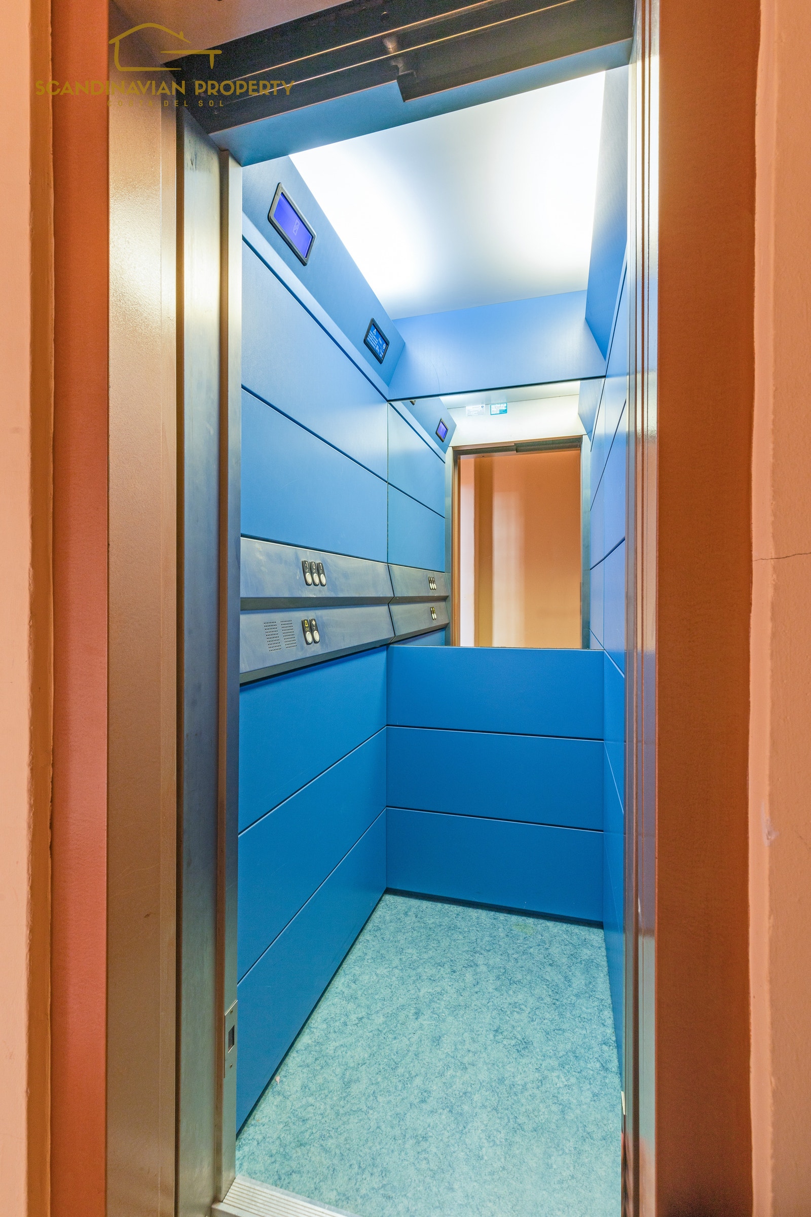 Privat heis mellom etasjene. Veldig praktisk fra garasje til kjøkken. Galleribilde