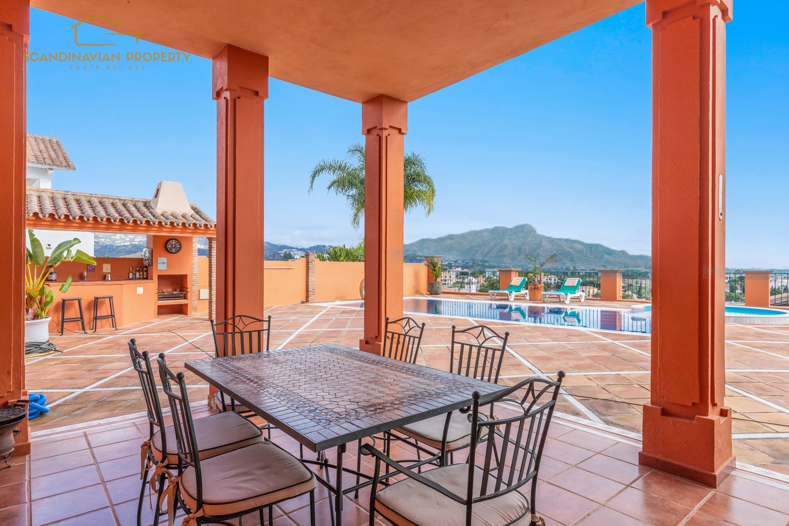 Skyggefult spiseområde utenfor kjøkkenet Galleribilde