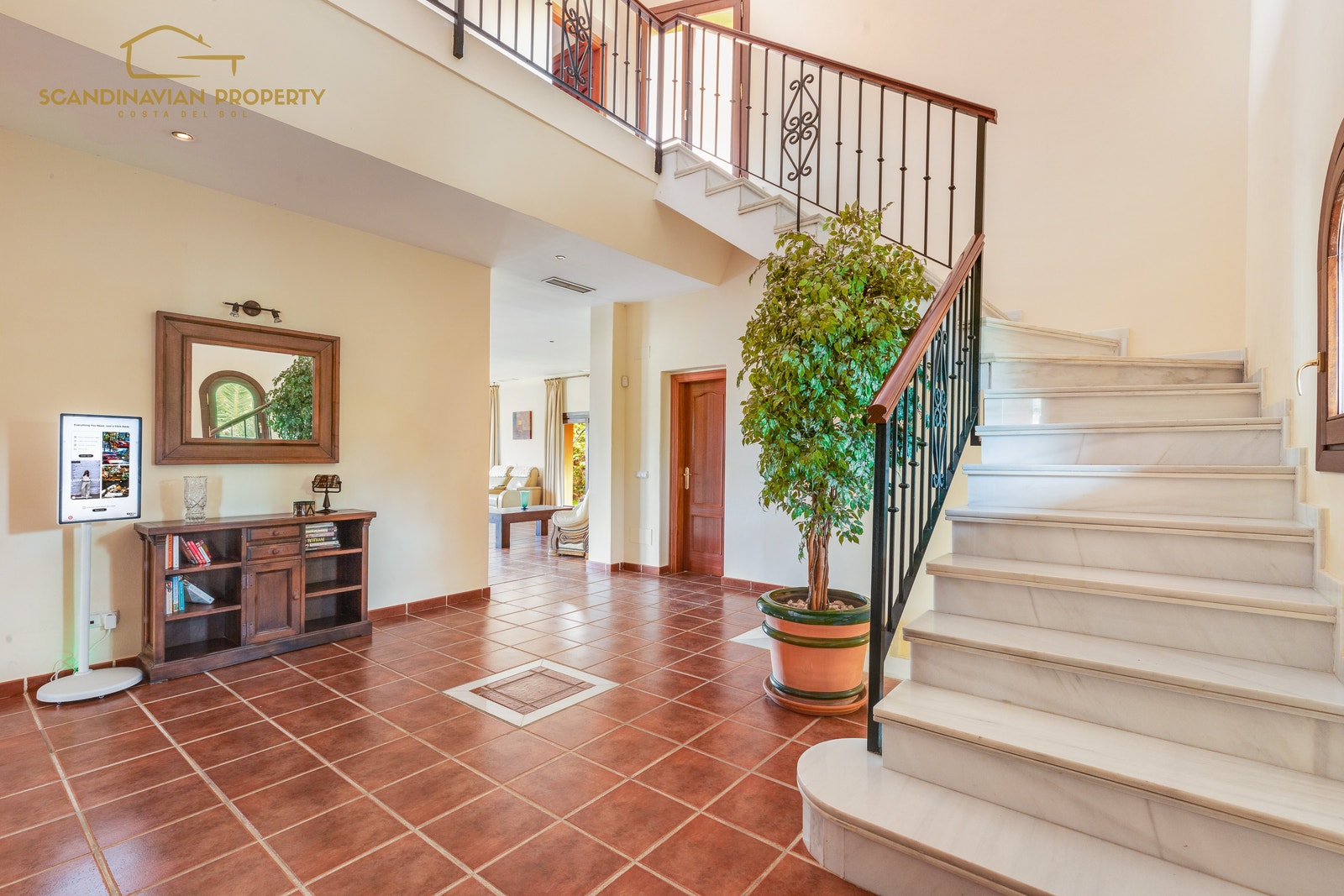 Stort inngangsparti med en digital personlig concierge. Galleribilde