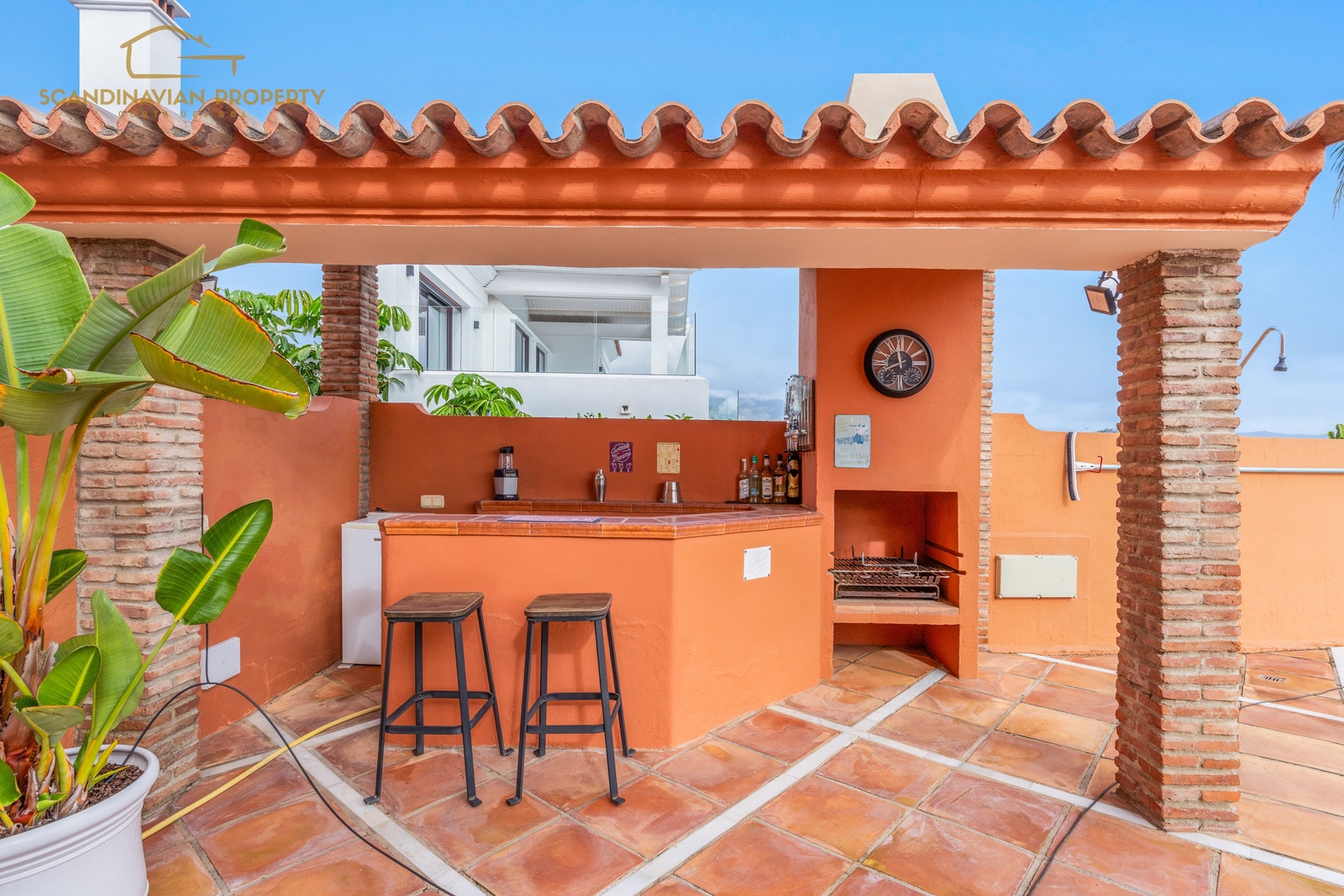 Utekjøkken/bar med strøm og vann tilgang ved bassenget. Galleribilde