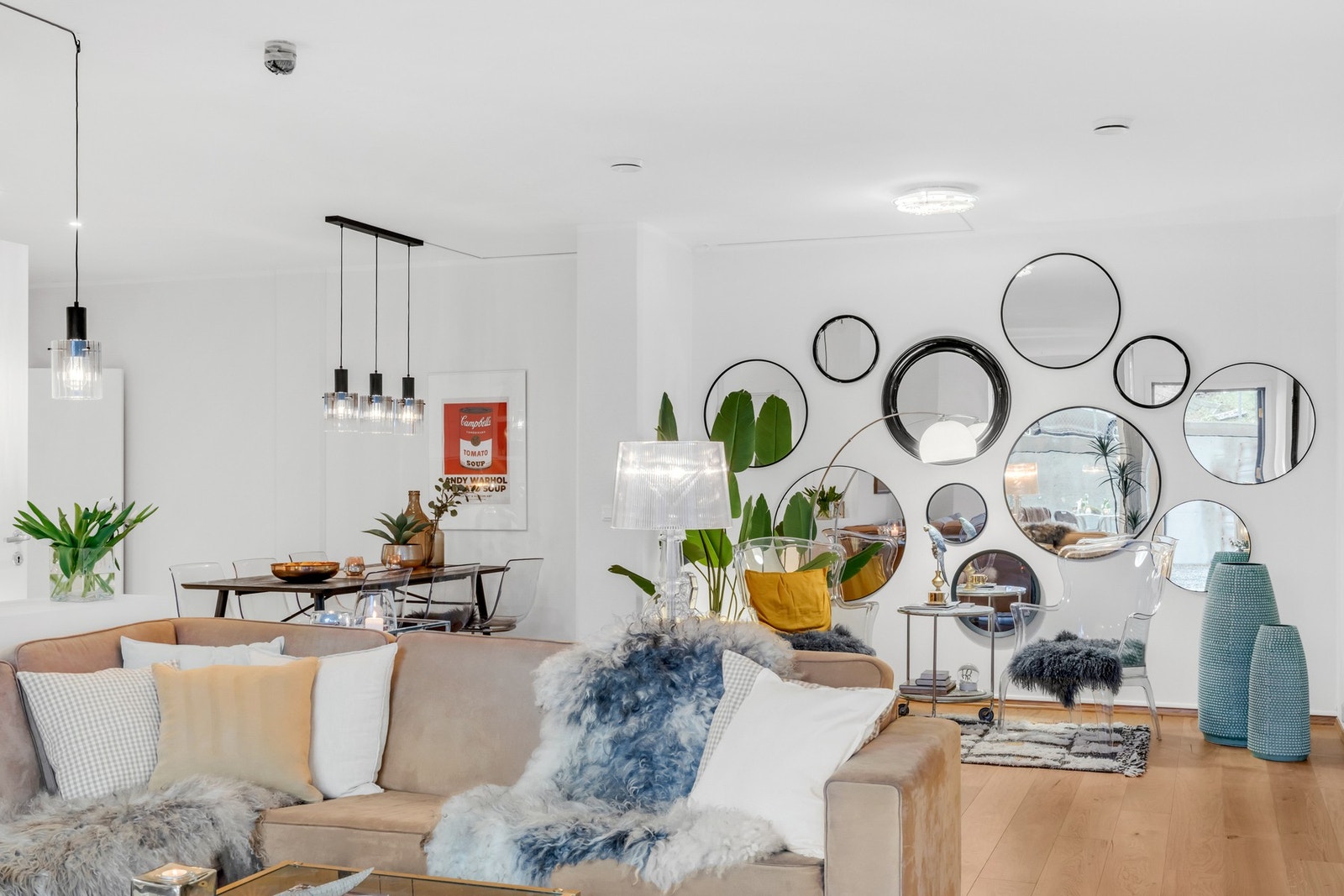 Leiligheten ligger på 1. plan, og har direkte inngang fra lukket gang som ligger rett ved parkeringsgarasjen. Galleribilde