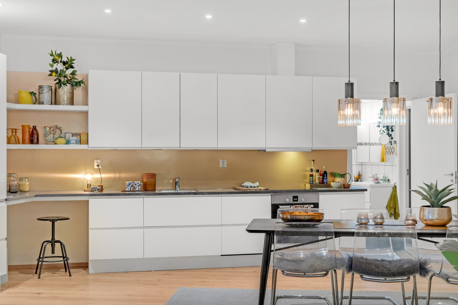 Kjøkkenet har integrerte hvitevarer som stekeovn, koketopp, oppvaskmaskin og kombinert kjøle/fryseskap. Galleribilde