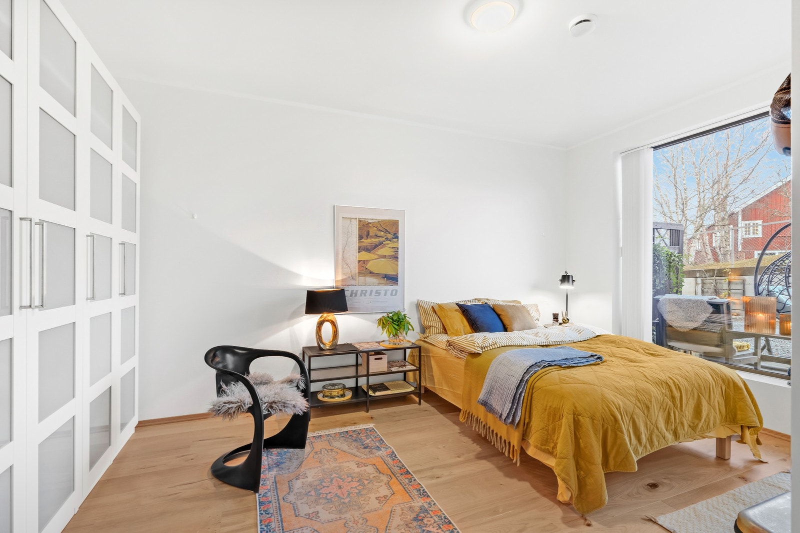 Soverommet har 5 nye garderobeskap for god oppbevaring. Galleribilde