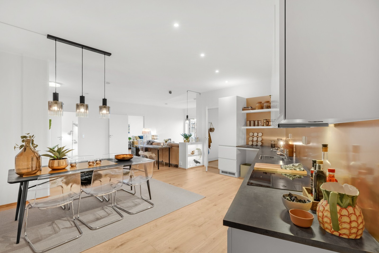 Det er god plass til stort spisebord ved kjøkkenet. Galleribilde