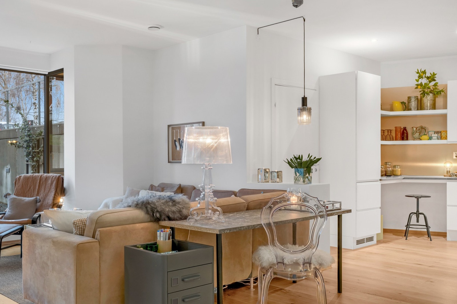 Stuen har enstavs parkett på gulv, med varmekabler. Galleribilde