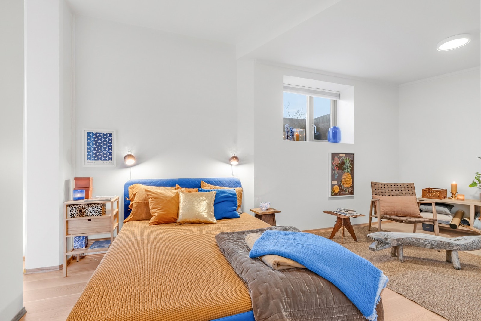 Her er det god plass til stor seng samt egen sittegruppe eller kontorhjørne. Galleribilde