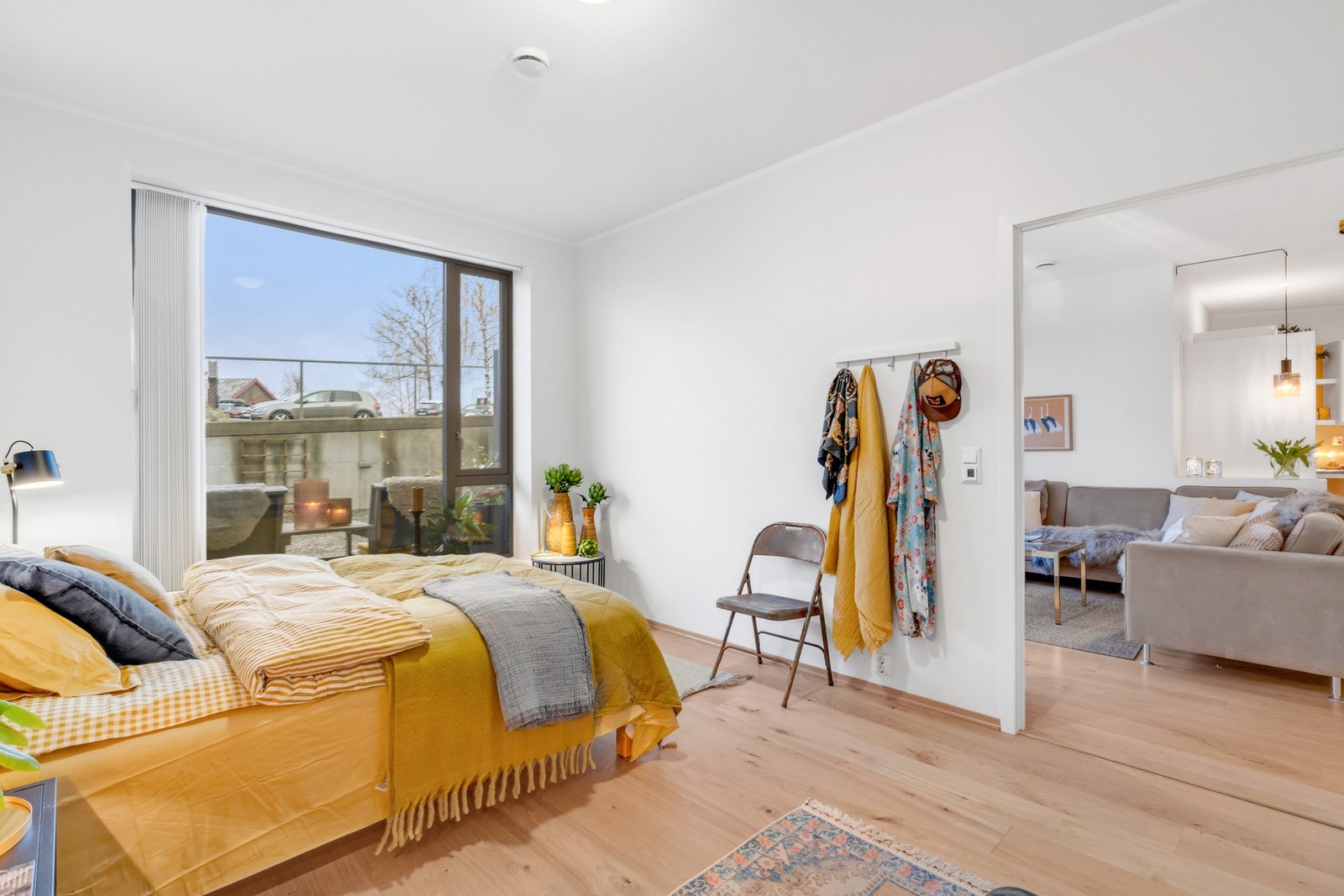 Lyst og romslig soverom på 15,5 kvm. Galleribilde