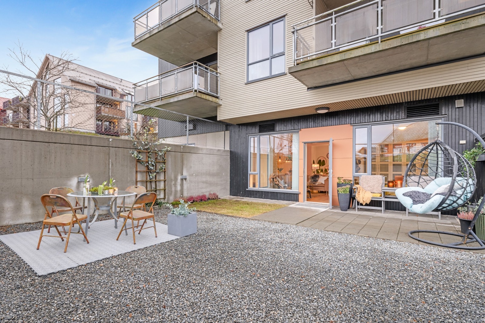 Leiligheten har et fint opparbeidet uteområde. Galleribilde