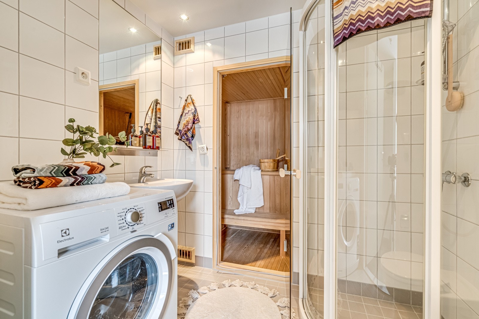 Bad med fliser på vegg og på gulv, med gulvvarme. Galleribilde