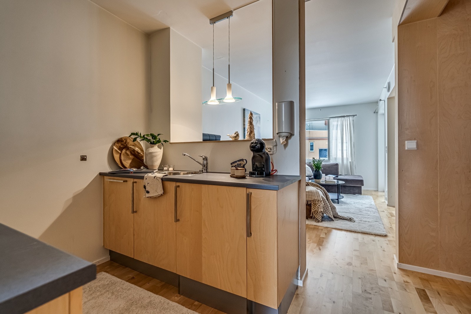 Kjøkken har innredning med glatte fronter og laminat benkeplate. Galleribilde