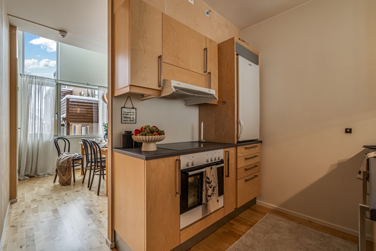 Innredet med kjøleskap, oppvaskmaskin, platetopp og stekeovn. Ventilator med avtrekk ut. Galleribilde