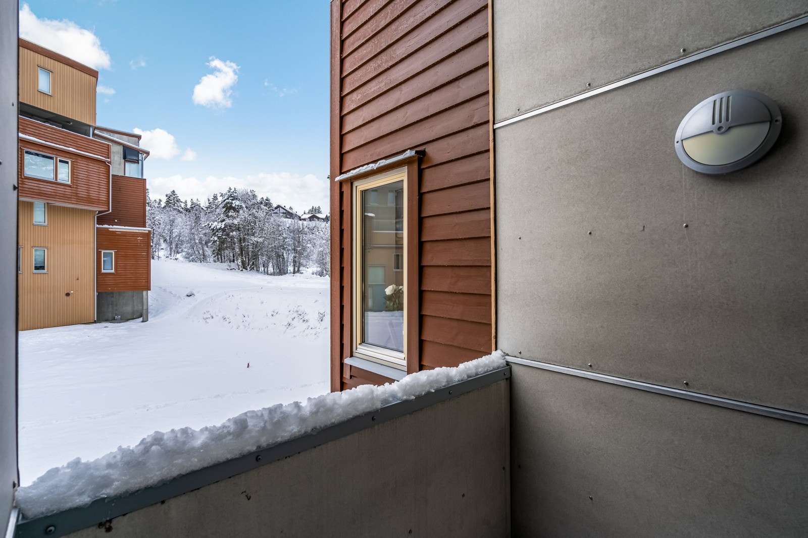 Lun og skjermet terrasse med ettermiddag- og kveldssol. Galleribilde