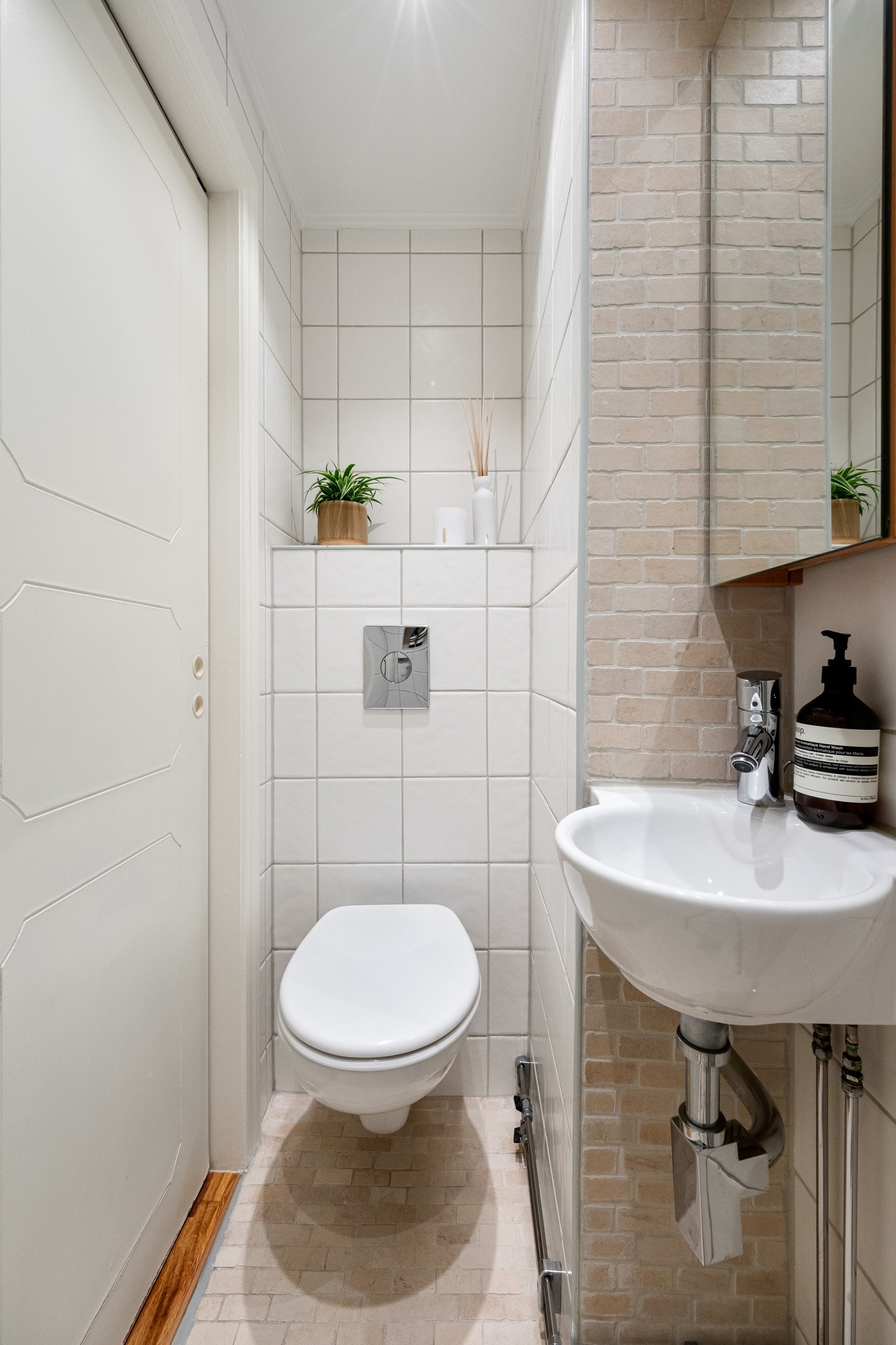 Det er elektriske varmekabler i gulvet og downlights i himling. Sistnevnte var nytt i 2021. Galleribilde