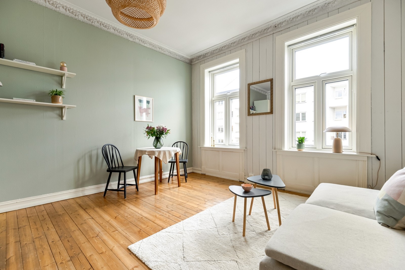 Vi fortsetter i den store og lyse stuen, som også er det naturlige samlingspunktet. Galleribilde
