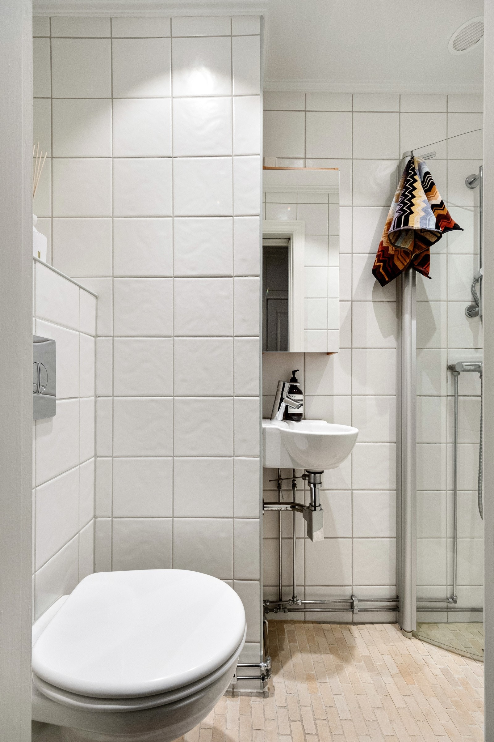 Fra entreen finner vi inngangen til badet, sist pusset opp i 2007. Galleribilde