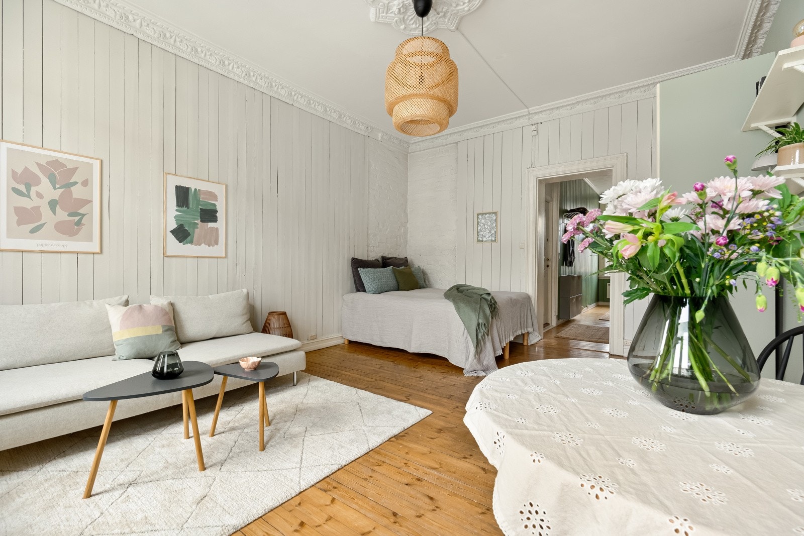 I dag er rommet innredet med større sofagruppe, spiseplass og seng. Galleribilde