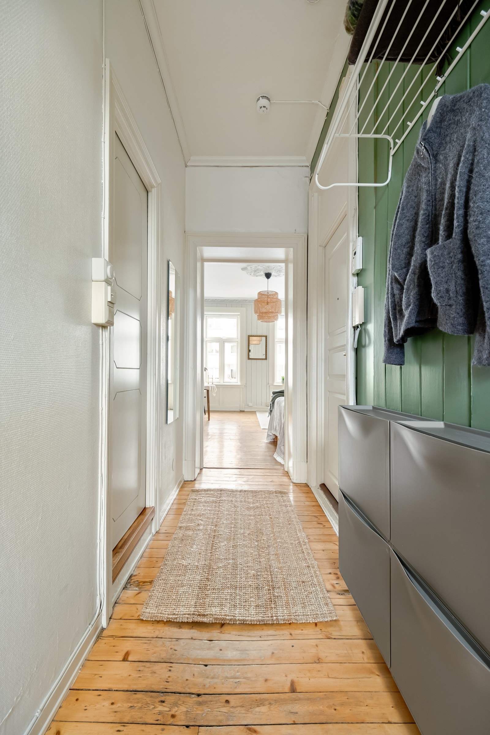 Entreen er innbydende og koselig, med plass til oppheng av jakker og lagring av sko. Galleribilde