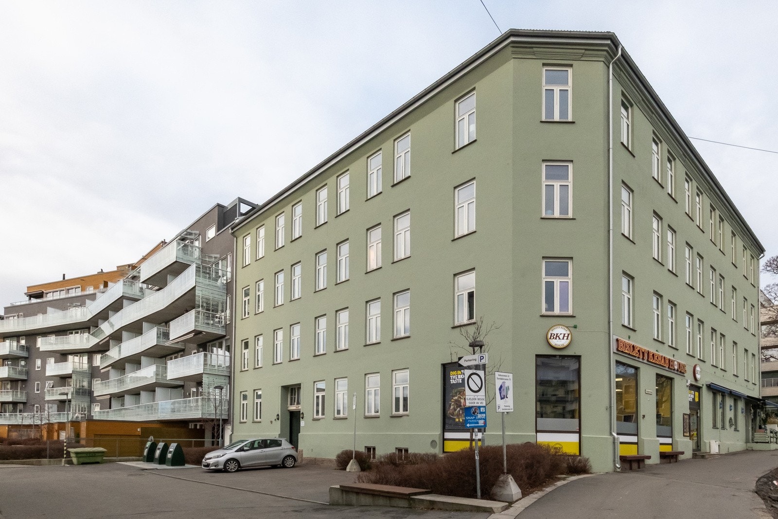 Hele fasaden er pusset opp i nyere tid, med nye vinduer i alle leiligheter. Da ble også taket renovert. Galleribilde