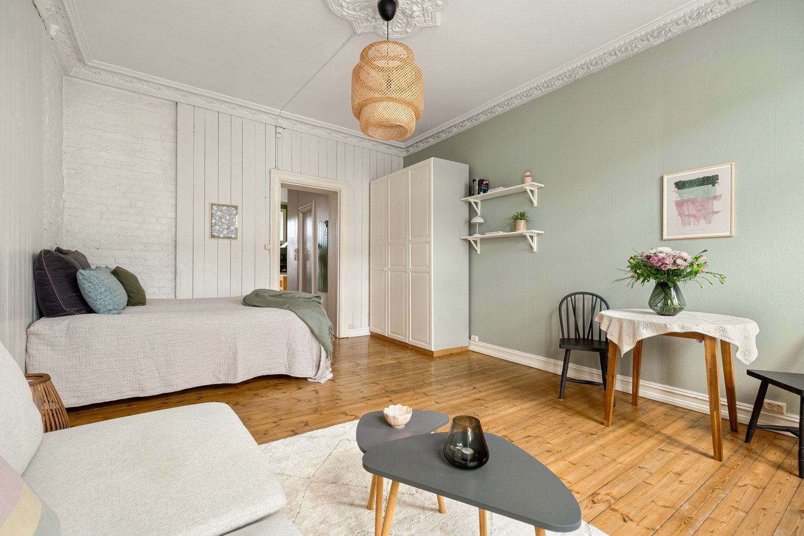 Det følger også med et større garderobeskap. Galleribilde