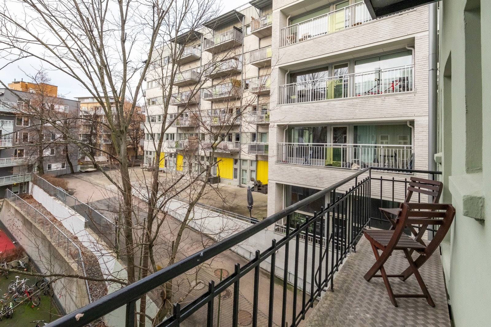 Brannbalkongen vender mot bakgården og vestlig himmelretning. Galleribilde