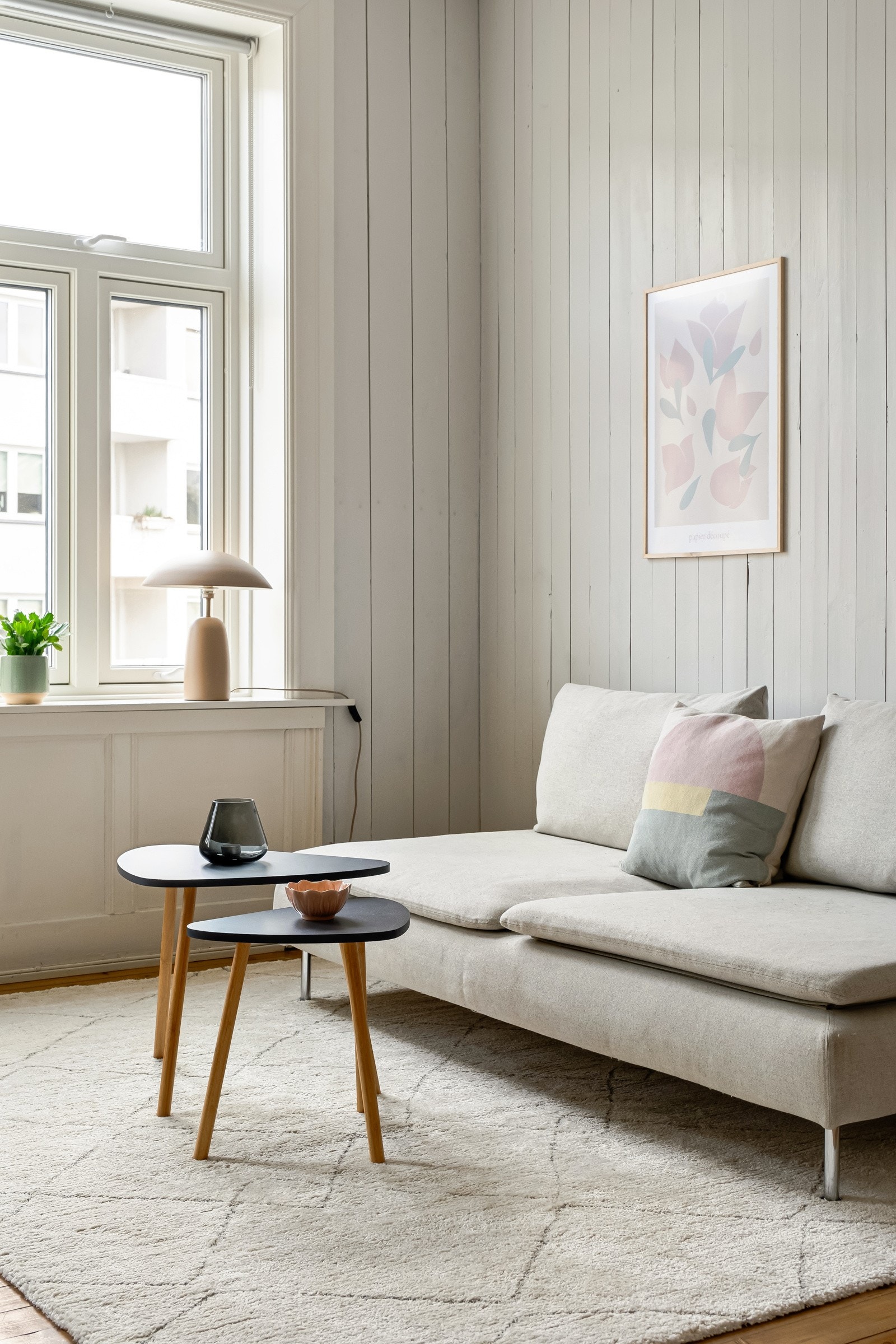 Stuen er målt til hele 21 kvm. To store vindusflater slipper inn rikelig med dagslys inn i det store rommet. Galleribilde
