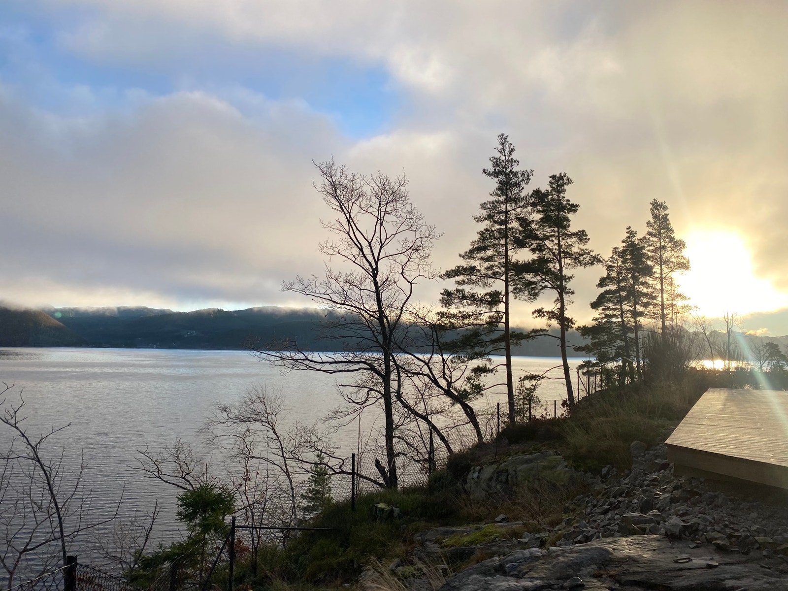Sola stiger opp siste dag i november ca 09.30.
Gode solforhold hele året i feltet. Galleribilde