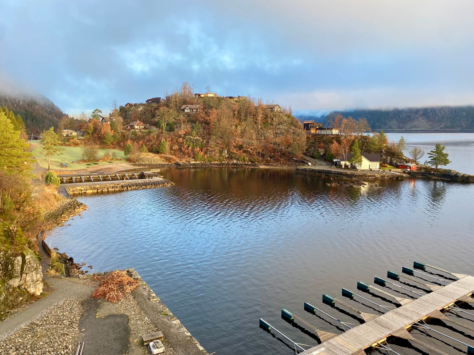 Feltet ligger idyllisk til ved Lundevannet på Moi, sør i Rogaland. Galleribilde