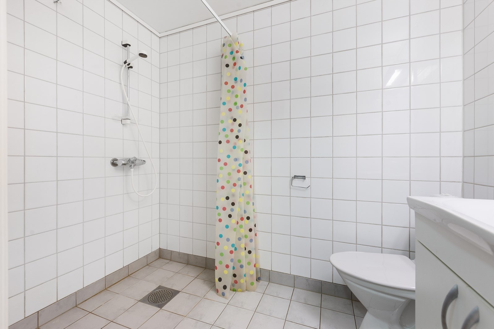 Rommet er utstyrt med toalett, servant, dusj og opplegg for vaskemaskin. Gulvet har elektriske varmekabler. Galleribilde