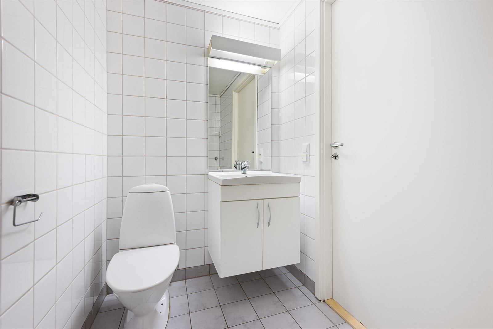 Badet er på 4,6 m² med klassiske fliser på vegger og gulv. Galleribilde